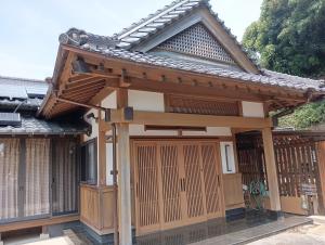 an asian style house with a roof at やぎみちの家 yagimichi-noie in Sasebo