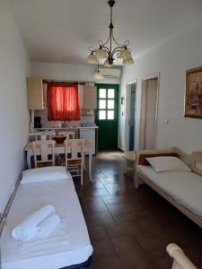 a living room with a bed and a kitchen at Korali in Skiros
