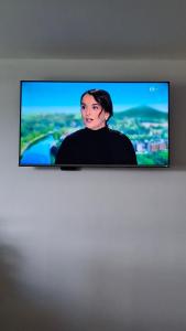 ein Flachbildfernseher, der an einer Wand hängt in der Unterkunft Trees Fontain in Jalhay