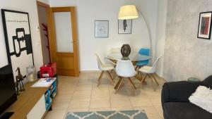 a living room with a dining room table and chairs at Apartamento La Calma in Lliber