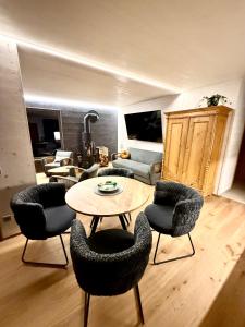 a living room with a table and chairs at Wohnen am Südhang in Amberg