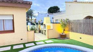 a backyard with a swimming pool and a house at Casa La Gavina in Riumar