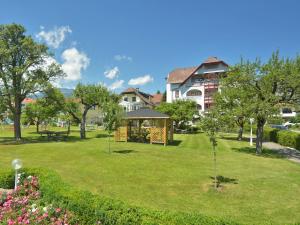 a park with a gazebo in front of a building at Ferienwohnungen Kampitsch in Seeboden