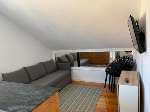a living room with a couch and a table at Apartamento somo SARR in Somo