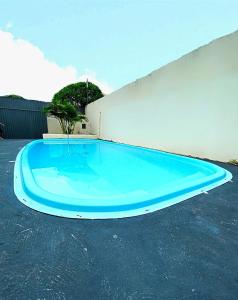 a large blue swimming pool in a parking lot at Casa de lazer 3Y in Maringá