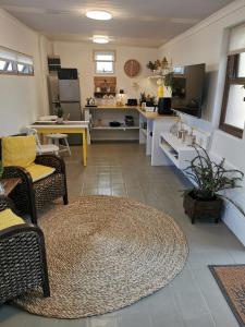 a large room with a kitchen and a living room at Iewers Rus in Strand