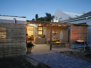 a backyard patio with a brick wall and a table at Iewers Rus in Strand