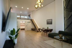 a living room with a couch and a table at Cliff Appart in Valencia