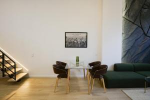 a living room with a green couch and a glass table at Cliff Appart in Valencia