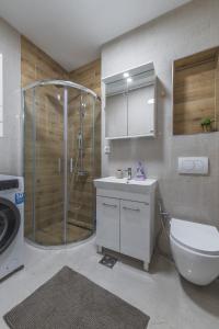 ein Badezimmer mit Dusche, Toilette und Waschbecken in der Unterkunft Borca 3 in Borča + 44 Fotos