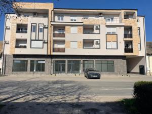 a car parked in front of a building at Apartman Green Oaza in Vrbas