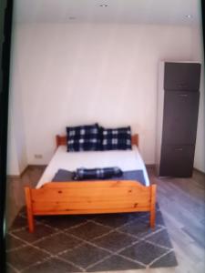 a bedroom with a bed with a wooden foot board at Nke Roméo in Liège