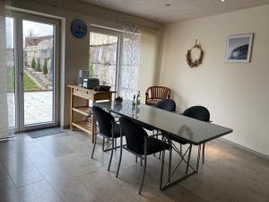 a dining room with a table and chairs and a window at Ferienwohnung Red Horse Ranch in Eichstätt