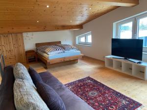 a living room with a couch and a bed at Ferienwohnung Red Horse Ranch in Eichstätt