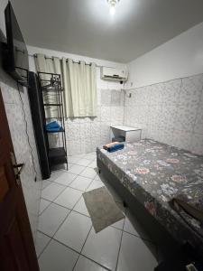 a room with a bed and a tiled floor at Apto 04 em São Bras in Belém