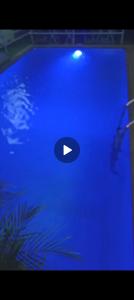 ein blaues Aquarium mit einem schwarz-weißen Objekt darin in der Unterkunft Plot1 Suits in Ibadan + 6 Fotos