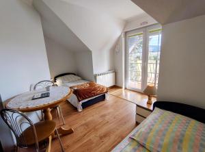 a bedroom with a table and a bed and a window at Agrokrysia in Krosʼtsenko