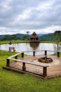 a lake with a house in the middle of it at Chalé do Lago - Refúgio Arara Azul in Urubici
