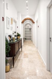 an empty hallway with a desk in a room at BB Naviglio Milano Centro in Milan