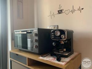 a microwave oven sitting on top of a table at Casa Alba in Taranto