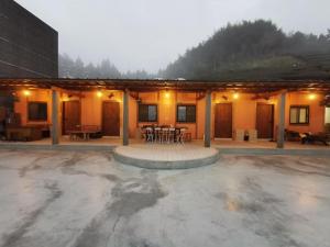 a building with a patio with a table and chairs at 宣信民宿 標準雙人房 in Le-yeh