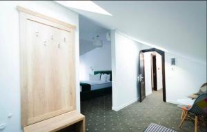a room with a bedroom with a bed and a door at Paunasul Codrilor in Câmpulung Moldovenesc