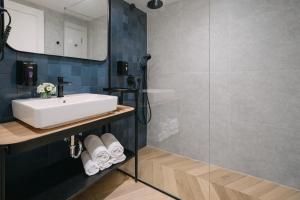 ein Badezimmer mit Waschbecken und Dusche in der Unterkunft Hotel Hedonic in Belgrad + 49 Fotos