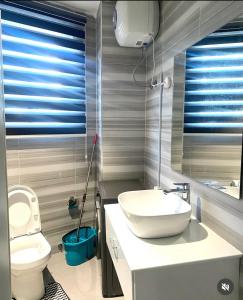 ein Badezimmer mit einem weißen Waschbecken und einer Toilette in der Unterkunft Rontop in Gwarinpa