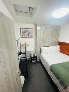 a bedroom with a bed and a ladder in it at Park City Rooms in Manchester