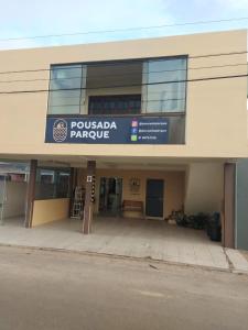 ein Gebäude mit einem Schild für eine Poulada-Synagoge in der Unterkunft Pousada Parque in Mostardas