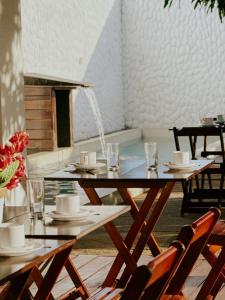 a table and chairs in a room with a fountain at Pousada da Mangueira 1 in Barreirinhas