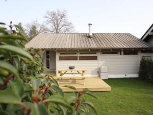 ein Picknicktisch vor einem Haus in der Unterkunft Chalet Marron in Durbuy