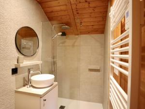 ein Badezimmer mit Waschbecken und Spiegel in der Unterkunft Chalet Marron in Durbuy