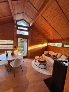 ein Wohnzimmer mit Sofa und Tisch in der Unterkunft Chalet Marron in Durbuy + 14 Fotos