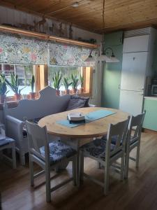 a table and chairs in a room with plants at Helt hus i lilla Vuotner in Arvidsjaur