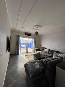 ein Wohnzimmer mit Sofa und Meerblick in der Unterkunft Ammour Apartment in Chefchaouen