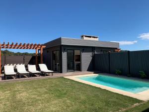 a house with a swimming pool in a yard at Casa 6 personas con piscina en Piriápolis Playa los Angeles in Piriápolis