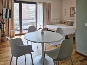 a room with a table and chairs and a bed at LuMI Apartment - Nel cuore del parco di Milano 3, vicino Humanitas in Basiglio