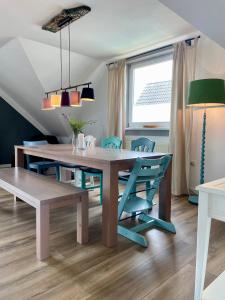 a dining room with a table and chairs at Ferienwohnung Dümmerling in Hüde in Hüde +5 photos