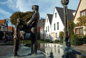a statue of two people sitting on top of a fountain at Ostsee43 - Apartment Ole in Rostock