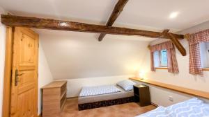 a room with a bench in the corner of a room at Roprachtická chalupa in Roprachtice +20 photos