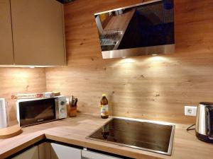 a kitchen with a sink and a microwave at Ferienwohnung am Drömling Südheide - Gerda in Bergfeld