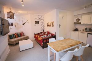 a small living room with a table and a couch at FeWo JoJo am Luegsteinsee mit traumhaftem Kaiserblick in Kiefersfelden