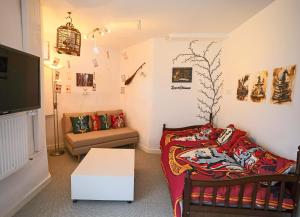 a living room with a couch and a table at FeWo JoJo am Luegsteinsee mit traumhaftem Kaiserblick in Kiefersfelden