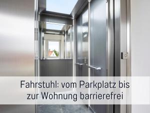 eine Dusche in einem Badezimmer mit Glastür in der Unterkunft Fewo Edel&Liebe Neubau mit Fahrstuhl, Parkplatz, Balkon, W-lan, ruhige Lage, Einkaufsmöglichkeiten 500m entfernt in Grömitz