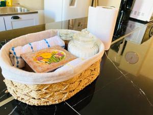 a basket with a vase on top of a counter at Casa céntrica en San Felipe in San Felipe