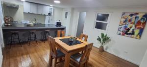 a kitchen and dining room with a table and chairs at Casa céntrica en San Felipe in San Felipe +7 photos