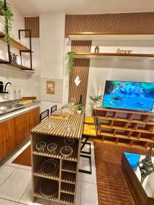 a kitchen with a table and a fish tank at Copacabana, Design Elegante A 100m Do Mar in Rio de Janeiro