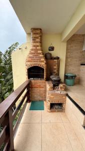 a patio with a brick oven on a patio at Casa de praia da Michelly in Mangaratiba