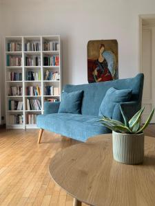 a living room with a blue couch and a table at Top Lake View in Faggeto Lario 